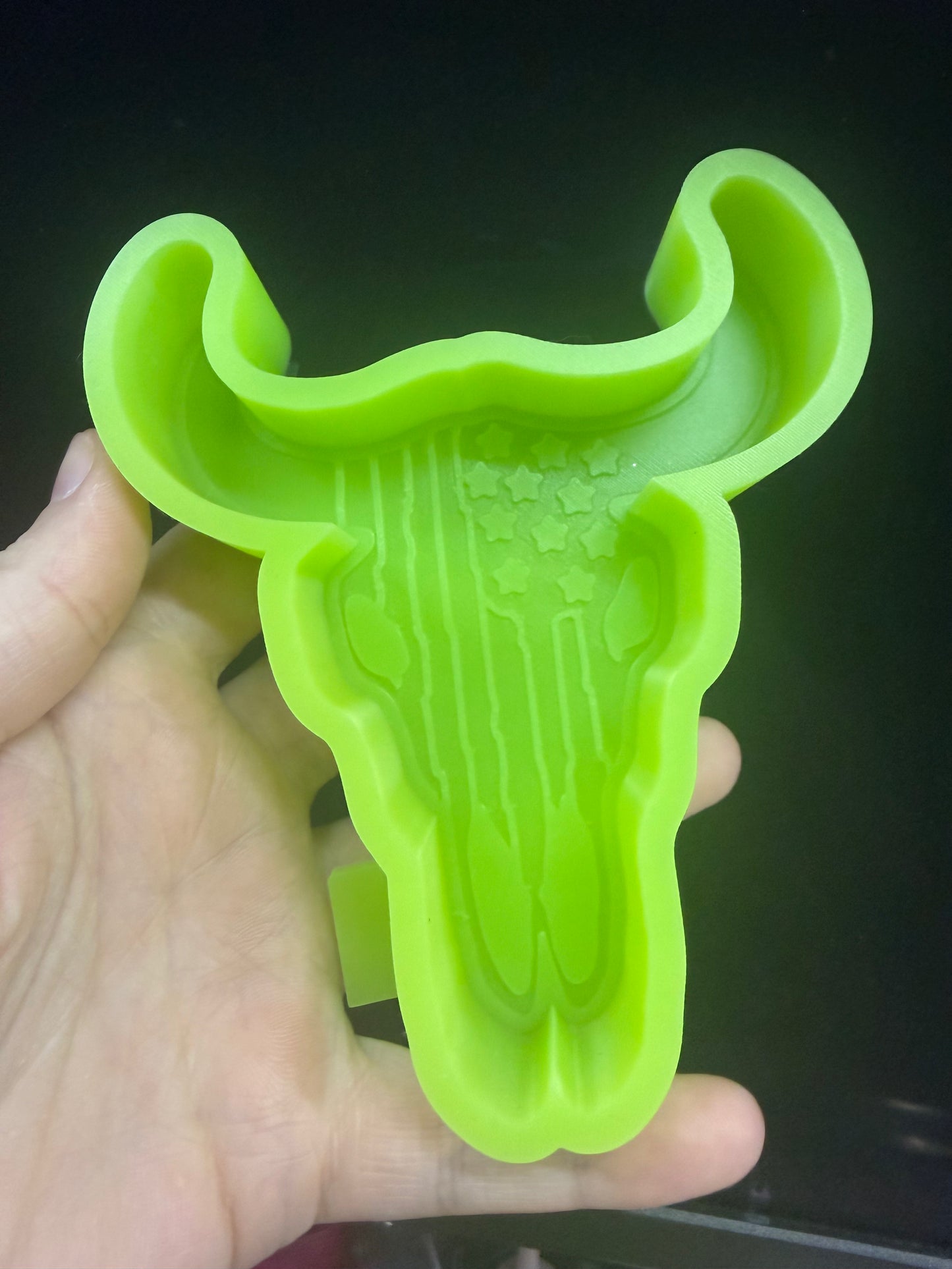 Bull flag mold